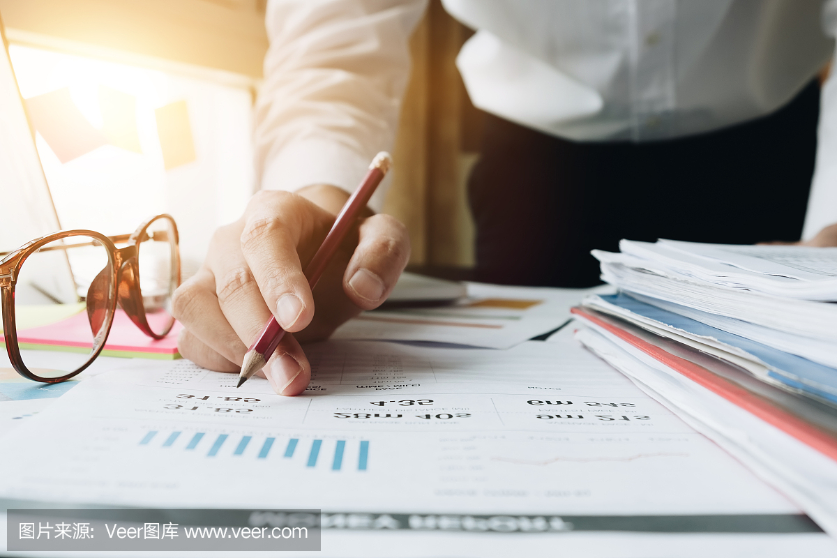 商业女性投资顾问分析公司年度财务报告资产负债表报表与文件图表。经济、市场、办公室、货币和税收的概念图。